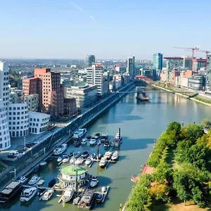 Apartment - Chilliges In Mit Balkon & Kuche; Big Tv And Bed -, Düsseldorf